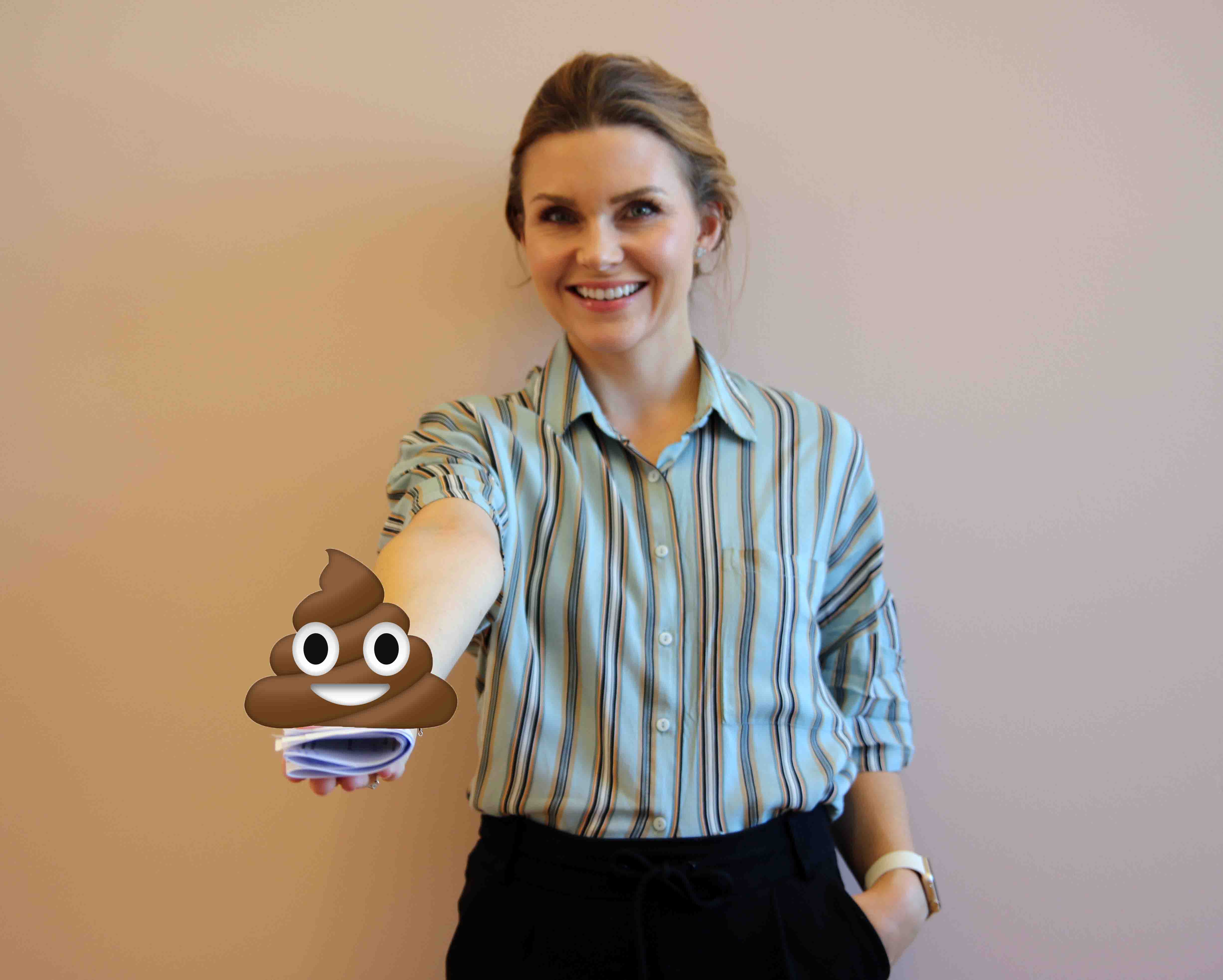 Tekstforfatter med poop-emoji i hånden